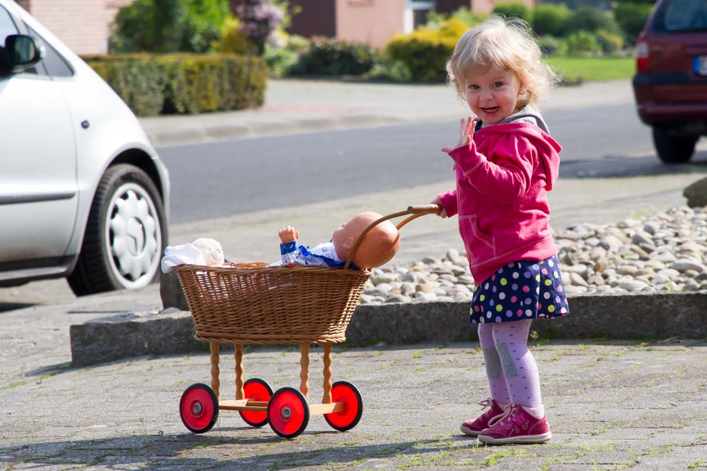 Platz 2 Maja mit Kinderwagen